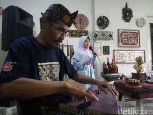 Sarat Pesan Moral, Pria Sumedang Ini Ajarkan Seni Pupuh ke Anak