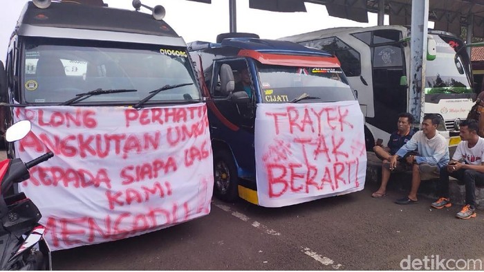 Puluhan angkutan elf di Cianjur mogok beroperasi protes travel gelap
