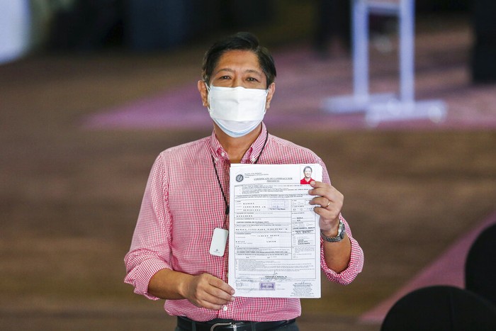 Ferdinand Marcos Jr atau yang akrab dipanggil Bongbong menunjukan formulir pendaftaran pilpres Filipina di Manila, Rabu (6/10/2021). Ia merupakan putra dari mantan diktator Filipina, Ferdinand Marcos.