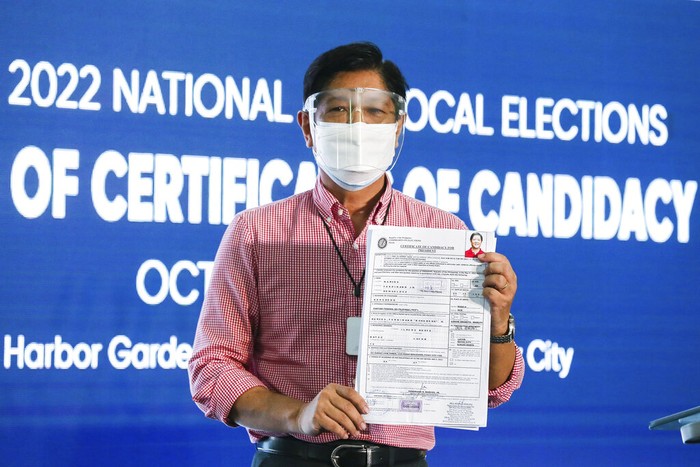 Putra Mantan Diktator Filipina, Marcos Jr Daftar Tiket Pilpres Ferdinand Marcos Jr atau yang akrab dipanggil Bongbong menunjukan formulir pendaftaran pilpres Filipina di Manila, Rabu (6/10/2021). Ia merupakan putra dari mantan diktator Filipina, Ferdinand Marcos.