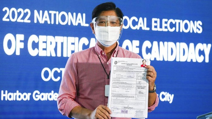 Ferdinand Marcos Jr atau yang akrab dipanggil Bongbong menunjukan formulir pendaftaran pilpres Filipina di Manila, Rabu (6/10/2021). Ia merupakan putra dari mantan diktator Filipina, Ferdinand Marcos.