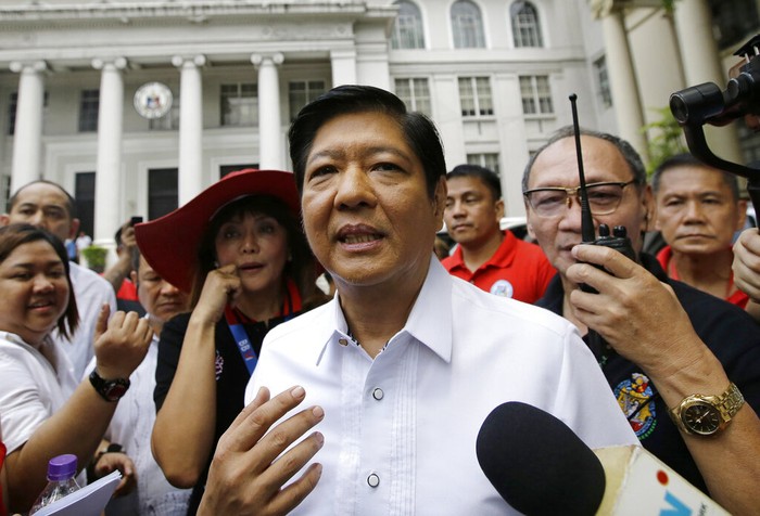 Ferdinand Marcos Jr atau yang akrab dipanggil Bongbong menunjukan formulir pendaftaran pilpres Filipina di Manila, Rabu (6/10/2021). Ia merupakan putra dari mantan diktator Filipina, Ferdinand Marcos.