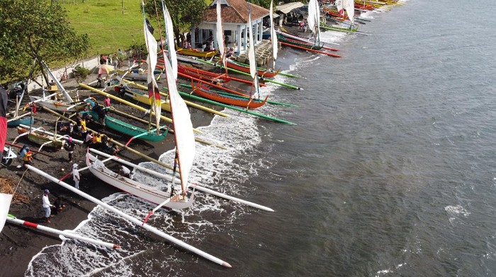 Tradisi Rebo Wekasan digelar oleh sejumlah warga di Banten-Banyuwangi. Kegiatan yang digelar pun beragam mulai dari mandi tolak bala hingga lomba perahu layar.