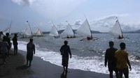 Diketahui, perlombaan erahu layar itu digelar sebagai tradisi Rebo Wekasan atau rabu terakhir pada bulan sapar kalender Jawa oleh nelayan sekitar. ANTARA FOTO/Budi Candra Setya