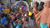 Tradisi Rebo Wekasan juga digelar oleh warga di Kampung Karundang, Serang, Banten. ANTARA FOTO/Asep Fathulrahman  