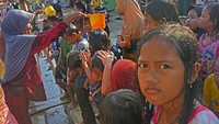 Tradisi tersebut berlangsung pada hari Rabu setiap akhir bulan Shafar pada penanggalan Jawa untuk memohon perlindungan dari Allah atas segala macam bencana yang terjadi. ANTARA FOTO/Asep Fathulrahman