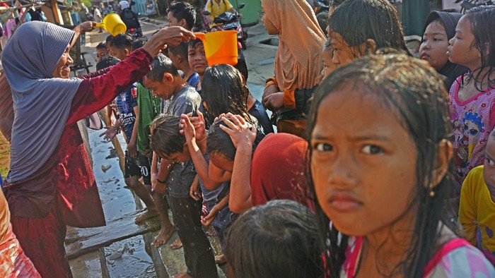 Tradisi Rebo Wekasan digelar oleh sejumlah warga di Banten-Banyuwangi. Kegiatan yang digelar pun beragam mulai dari mandi tolak bala hingga lomba perahu layar.