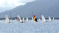 Perahu layar melintasi Selat Bali pada gelaran tradisi lomba perahu layar di Pantai Warudoyong, Banyuwangi, Jawa Timur, Rabu (6/10/2021). ANTARA FOTO/Budi Candra Setya