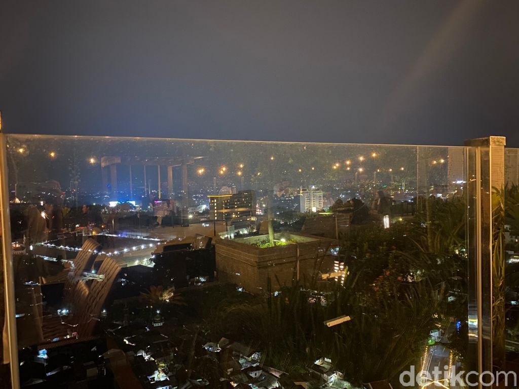 Rayakan 'Octoberfest' denganl Ngemil Santai di Kafe Rooftop Tertinggi di Bogor