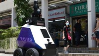 Otoritas Singapura menguji coba robot-robot patroli di jalanan yang akan memperingatkan orang-orang dengan perilaku sosial yang tidak diinginkan. Robot dengan roda yang dilengkapi tujuh kamera sekaligus itu akan mengeluarkan peringatan untuk warga dan mendeteksi perilaku sosial yang tidak diinginkan. Roslan Rahman/AFP/Getty Images.