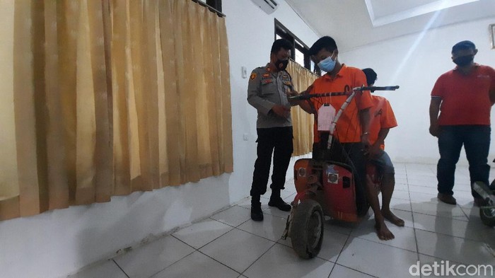 Ronaldo (20) bersama kembarannya, Renaldi (20) ditangkap polisi. Warga di Palembang itu kedapatan mencuri vespa mogok milik anak punk. (Prima S/detikcom)