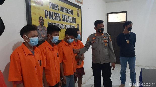 Ronaldo (20) bersama kembarannya, Renaldi (20) ditangkap polisi. Warga di Palembang itu kedapatan mencuri vespa mogok milik anak punk. (Prima S/detikcom)