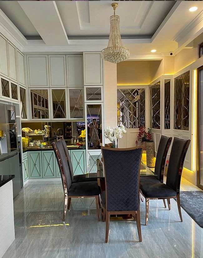 Kemewahan juga terasa hingga dapur bersih dengan lampu kristal yang menggantung di atas meja makan. (Foto: Instagram/@ollashopingdepok)