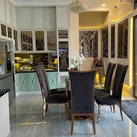 Kemewahan juga terasa hingga dapur bersih dengan lampu kristal yang menggantung di atas meja makan. (Foto: Instagram/@ollashopingdepok)