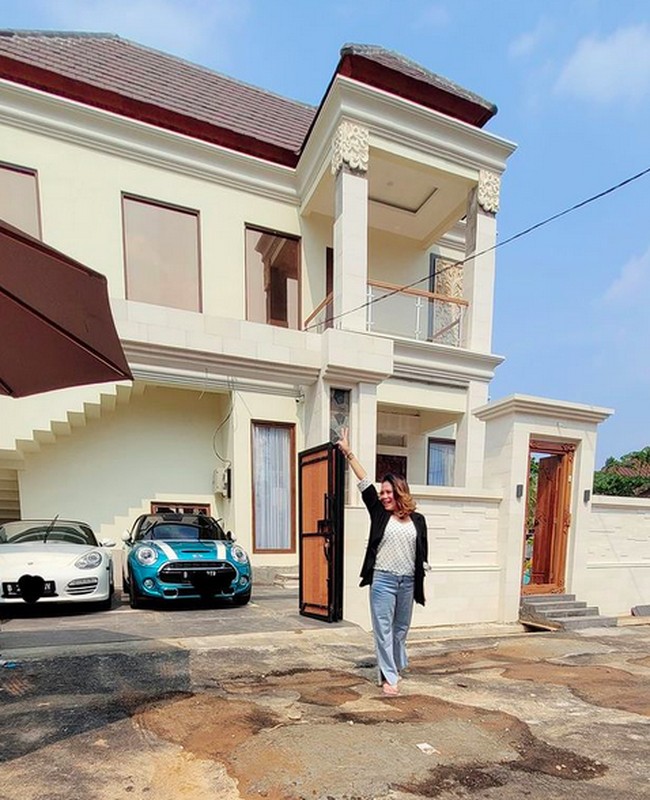 Olla mengatakan, rumah ini merupakan hasil dari kerja kerasnya selama ini berjualan aksesori dan sebagainya. Ditanya berapa harga membangun rumah ini, ia menyebut kisaran Rp 5 miliar. (Foto: Instagram/@ollashopingdepok)