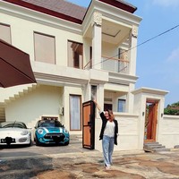 Olla mengatakan, rumah ini merupakan hasil dari kerja kerasnya selama ini berjualan aksesori dan sebagainya. Ditanya berapa harga membangun rumah ini, ia menyebut kisaran Rp 5 miliar. (Foto: Instagram/@ollashopingdepok)