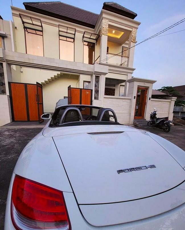 Inilah rumah baru milik Olla, pendiri Olla Shopping Online. Tampak depan, rumah tersebut hadir dengan arsitektur bergaya Bali-modern (Foto: Instagram/@ollashopingdepok)