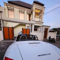 Inilah rumah baru milik Olla, pendiri Olla Shopping Online. Tampak depan, rumah tersebut hadir dengan arsitektur bergaya Bali-modern (Foto: Instagram/@ollashopingdepok)