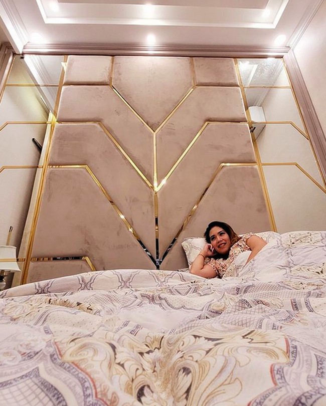 Kamar tidur dihiasi dinding kombinasi velvet dan cermin yang dihiasi aksen emas sehingga terkesan glamor tapi tetap nyaman. (Foto: Instagram/@ollashopingdepok)