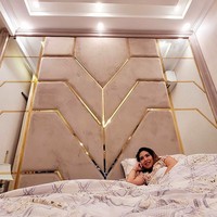 Kamar tidur dihiasi dinding kombinasi velvet dan cermin yang dihiasi aksen emas sehingga terkesan glamor tapi tetap nyaman. (Foto: Instagram/@ollashopingdepok)