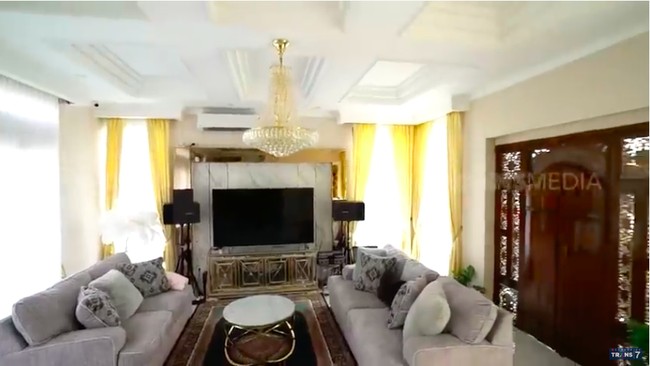 Ruang tamu dan ruang keluarga menjadi satu. Interior klasik kontemporer yang chic menjadi tema utama ruangan ini. (Foto: YouTube/Trans7 Official)