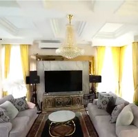 Ruang tamu dan ruang keluarga menjadi satu. Interior klasik kontemporer yang chic menjadi tema utama ruangan ini. (Foto: YouTube/Trans7 Official)