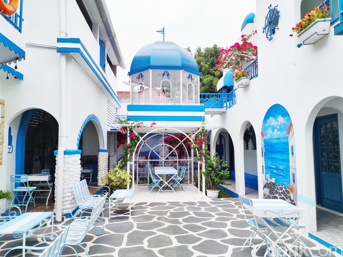 Santorini Jakarta: Makan Burger Juicy dengan Suasana ala Santorini Yunani