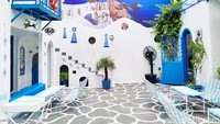 Tak banyak resto unik di kawasan Duren Sawit, Jakarta Timur. Tapi ada satu yang menarik perhatian yakni Santorini Jakarta yang lokasinya ada di Jalan Betung Raya, Duren Sawit, Jakarta Timur. Masuk ke area resto ini serasa sedang berada di mini Santorini. Foto: detikFood/Devi S. Lestari