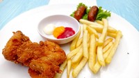 Mix Platter yang isiannya kentang goreng, ayam goreng tepung dan sosis panggang. Menu ini cocok jadi camilan pengganjal perut. Rasanya Foto: detikFood/Devi S. Lestari