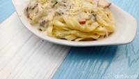 Chicken Fettuccine yang tak kalah menggoda. Pasta ala Italia ini disajikan dengan saus carbonara dengan irisan daging ayam dan jamur. Taburan keju dan bubuk rosemary pada pasta ini membuat aromanya harum.  Foto: detikFood/Devi S. Lestari