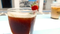 Sangriento adalah espresso yang diracik dengan sirup khusus serta ditambah soda. Sensasi rasanya unik, tidak terlalu strong kopi namun cukup bikin mata melek. Foto: detikFood/Devi S. Lestari