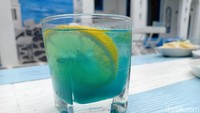 Amboina Blue yang punya tampilan cantik berwarna tosca. Minuman ini terdiri dari campuran jahe, serai, soda dan lemon. Jahe yang ditambahkan dalam minuman ini membuat rasanya segar dan beraroma khas. Foto: detikFood/Devi S. Lestari