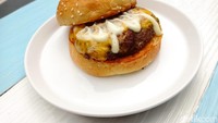 Santorini Classic Cheese Burger yang hadir dengan tampilan sederhana namun menggoda. Menu burger ini hadir dengan patty tebal dan juicy. Daging sapi Australia menjadikan daging patty terasa empuk namun tidak kering.  Foto: detikFood/Devi S. Lestari