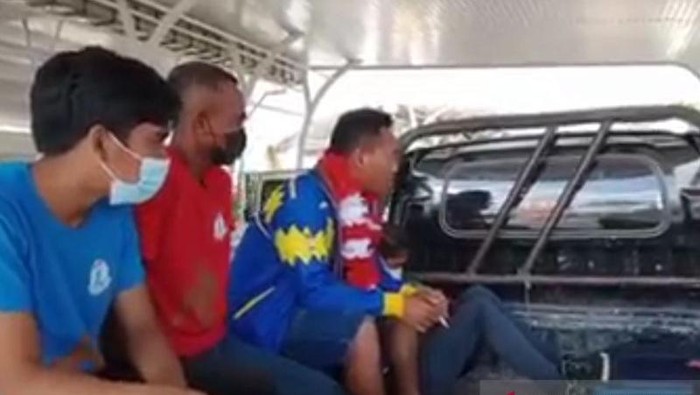 Screenshot pelatih Muay Thai NTT Angga Silitonga duduk di mobil pikap bersama Susanti Ndapataka, peraih medali emas pertama di PON XX Papua untuk Provinsi NTT (ANTARA/Kornelis Kaha)