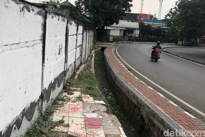 Selang Sehari, Mural 'Koruptor Dirangkul' Langsung Dihapus Pengendara melintas di depan mural 'Koruptor Dirangkul' yang sudah dihapus, di Bintaro, Pesanggrahan, Jakarta Selatan, Rabu (6/10). Mural ini masih terlihat pada Senin (4/10).