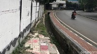 Sebelumnya, mural kritik sosial itu masih terlihat pada Senin (4/10) siang. Namun tulisan itu sudah tertutup cat putih pada Rabu (6/10).