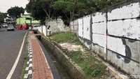 Belum diketahui pembuat mural kritik sosial tersebut.