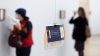 Karya-karya Shilpa Gupta fokus pada kerapuhan hak seseorang untuk berekspresi sambil mengangkat pertanyaan tentang sensor, pengurungan, dan perlawanan. Foto: Tim P. Whitby/Getty Images for B/Tim P. Whitby