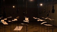 Shilpa Gupta membangun proyek karya seni instalasi besar berjudul For, In Your Toungue, I Cannot Fit (2017-2018). Ada 100 mikrofon yang digantung di atas paku logam. Foto: Tim P. Whitby/Getty Images for B/Tim P. Whitby