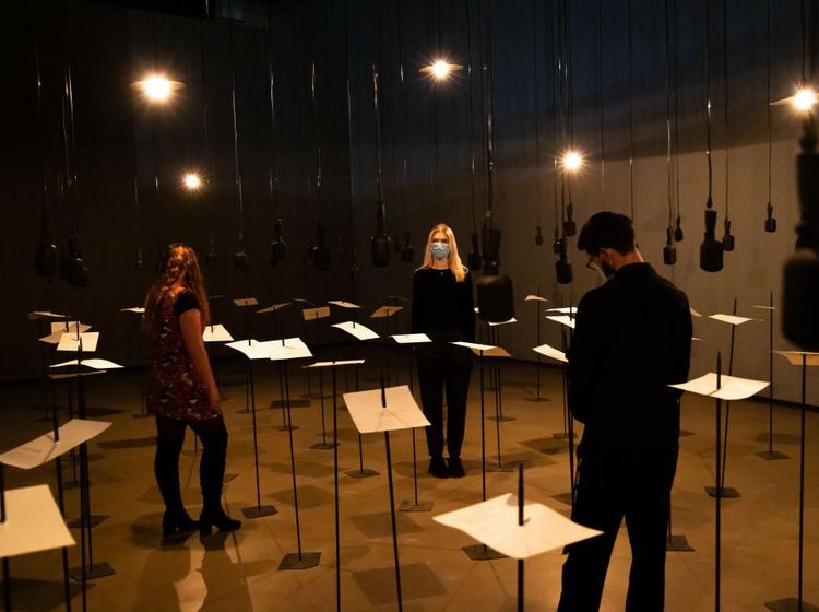 Jelajahi Karya Seni Instalasi Buatan Seniman India Shilpa Gupta