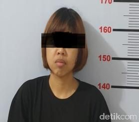 Seorang oknum PNS yang juga pengedar narkotika di Kota Pekanbaru, Riau ditangkap. Wanita berinisial SS (29) itu bertransaksi narkoba menggunakan Bitcoin. (dok BNNP Riau)