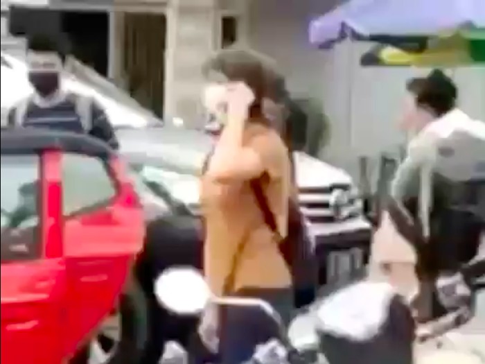 Seorang wanita muda berinisial S mengaku uangnya Rp 300 juta dirampok. Namun terungkap hal itu cuma rekayasa. (Screenshot video viral)