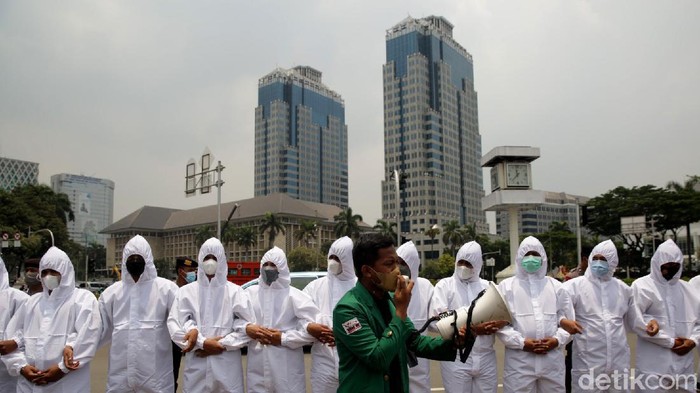 Setahun UU Cipta Kerja, BEM SI Gelar Aksi di Patung Kuda Badan Eksekutif Mahasiswa Seluruh Indonesia gelar aksi di kawasan Patung Kuda, Jakarta. Aksi digelar bertepatan dengan satu tahun disahkannya UU Cipta Kerja.
