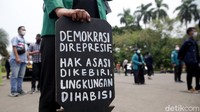 Dalam aksi tersebut massa mahasiswa tampak membawa poster berisi kritik mereka terkait diberlakukannya UU Cipta Kerja.