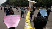 Lewat pengeras suara, seorang mahasiswa berorasi saat ikut serta dalam aksi unjuk rasa setahun diberlakukannya UU Cipta Kerja di kawasan Patung Kuda, Jakarta.