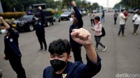 Massa aksi juga tampak mengenakan masker saat ikut serta dalam aksi tersebut.