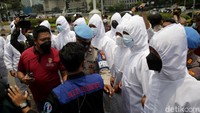 . Aparat kepolisian melalui pengeras suara yang berada di mobil Raisa juga meminta agar massa aksi membubarkan diri. Pasalnya, aksi tersebut digelar di tengah penerapan PPKM di Jakarta.