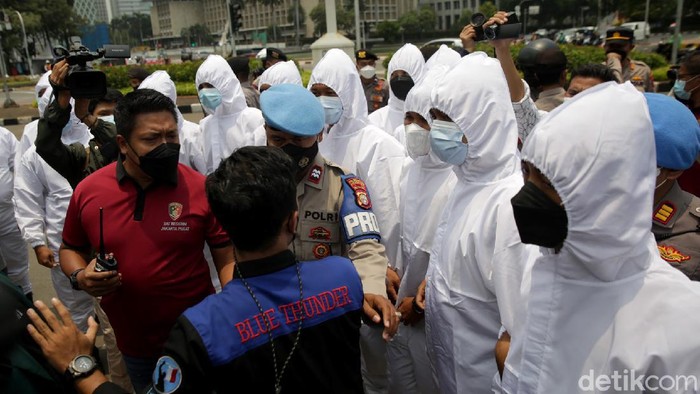 Badan Eksekutif Mahasiswa Seluruh Indonesia gelar aksi di kawasan Patung Kuda, Jakarta. Aksi digelar bertepatan dengan satu tahun disahkannya UU Cipta Kerja.