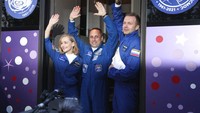 Rusia kembali menorehkan sejarah dengan kirimkan seorang aktris dan sutradara ke luar angkasa. Mereka diketahui akan membuat film pertama di orbit luar angkasa.