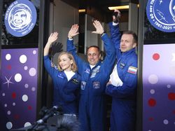 Siap Cetak Sejarah, Aktris-Sutradara Rusia Syuting Film di Luar Angkasa